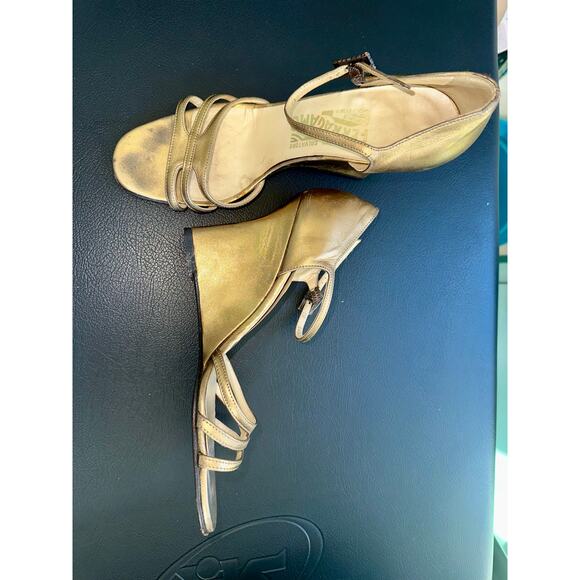 VINTAGE FERRAGAMO GOLD METALLIC LEATHER WEDGE HEELS RHINESTONE BUCKLE 7.5N - Picture 8 of 14